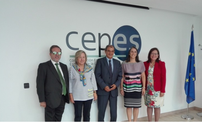 La primera dama de Costa Rica, Mercedes Peñas, visita la sede de CEPES